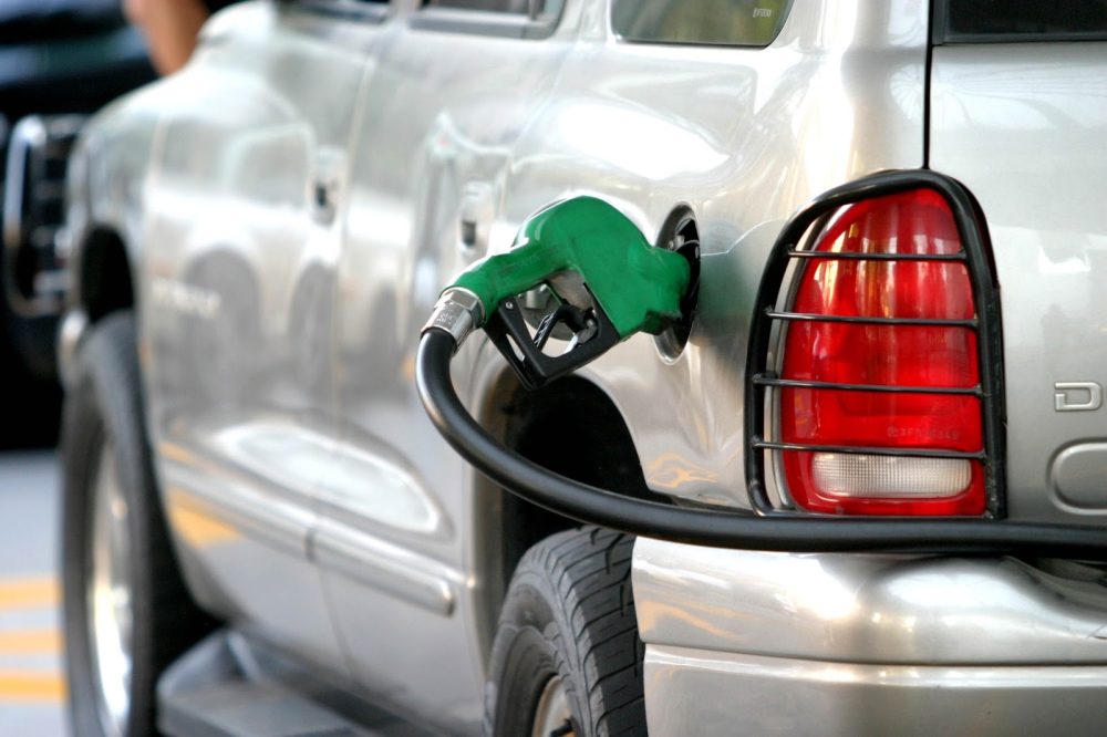 MÉXICO, D.F., 28DICIEMBRE2007.- Se prevé que la gasolina aumente dos centavos mensualmente a partir del primero de enero de 2008, hasta alcanzar un alza del 5.5% según la reforma hacendaria que aprobó el Senado.
FOTO: ISAAC ESQUIVEL/CUARTOSCURO.COM